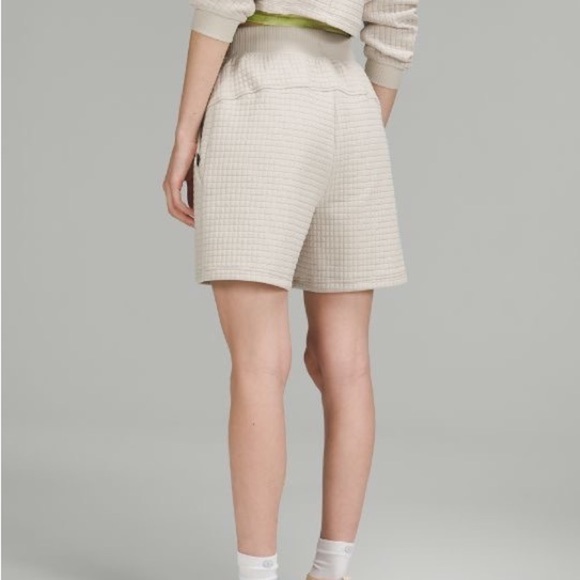 Lululemon lab Textured Grid High-Rise Short 5.5" Size 4
Color Muslin - Picture 10 of 10
